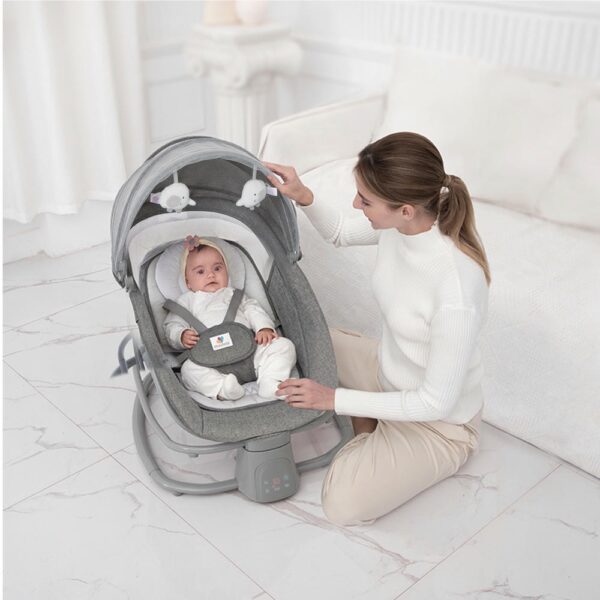 Mecedora Mastela 4 en 1 8085 Gris Claro uso con mujer